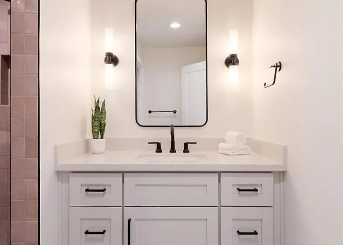 Holiday home Rose Retreat W/ Coach House-2 Homes-ig Worthy
