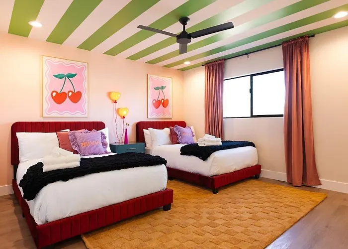 Holiday home Rose Retreat W/ Coach House-2 Homes-ig Worthy