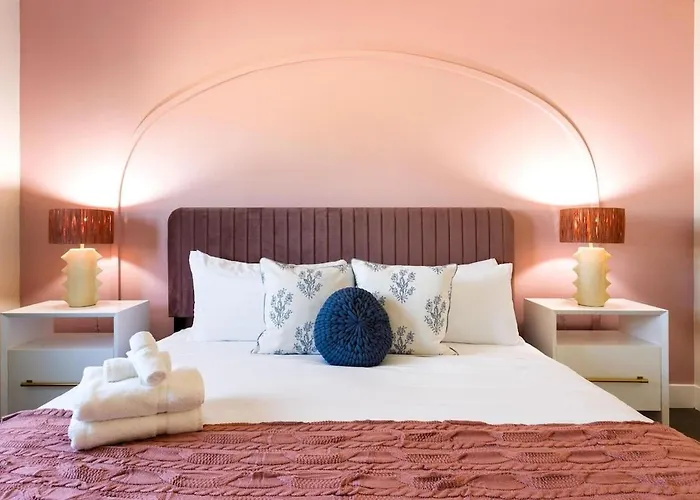Holiday home Rose Retreat W/ Coach House-2 Homes-ig Worthy