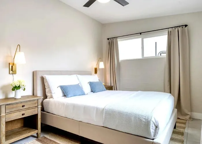 Holiday home Rose Retreat W/ Coach House-2 Homes-ig Worthy *